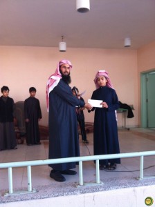 الجمعية  توزع مكافآت نقدية لطلابها في مدارسهم الصباحية