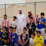 قارئ تكرم الطلاب المتميزين في حفظ القرآن الكريم بمدرسة انس بن مالك