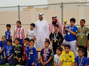 قارئ تكرم طلاب حلقات تحفيظ القرآن في مدرسة السودة الابتدائية بالسفانية